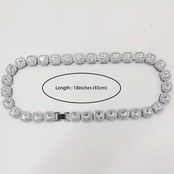 🔷 Elegant Silver Necklace with Crystal Accents 🔷 - Picture 4 of 5